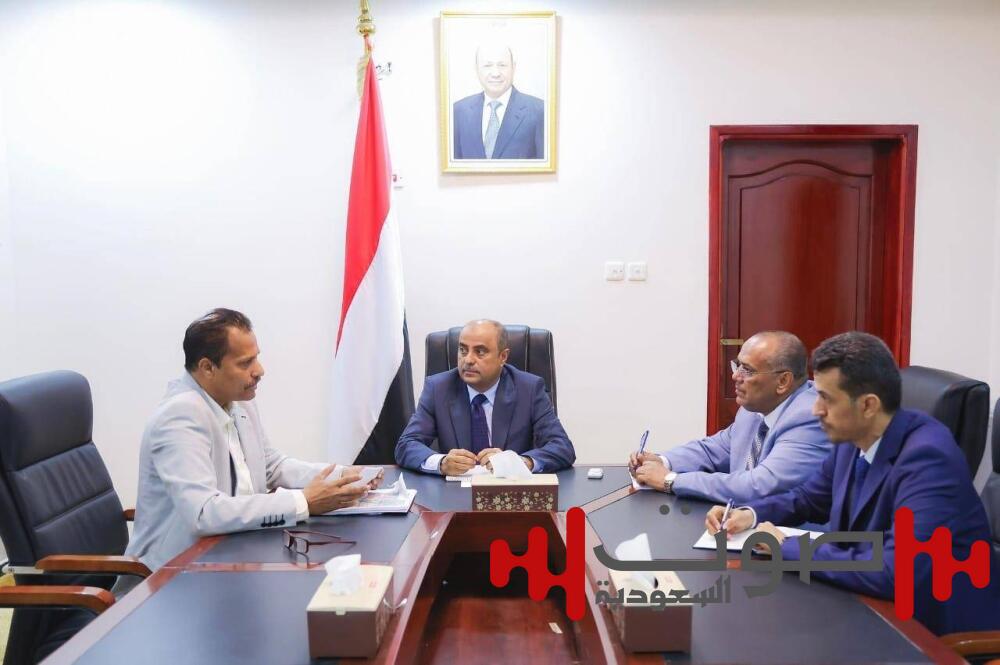 رئيس الحكومة اليمنية يؤكد على المسؤوليات التي تقع على عاتق السلطات المحلية في تقديم الخدمات وتحقيق الاستقرار