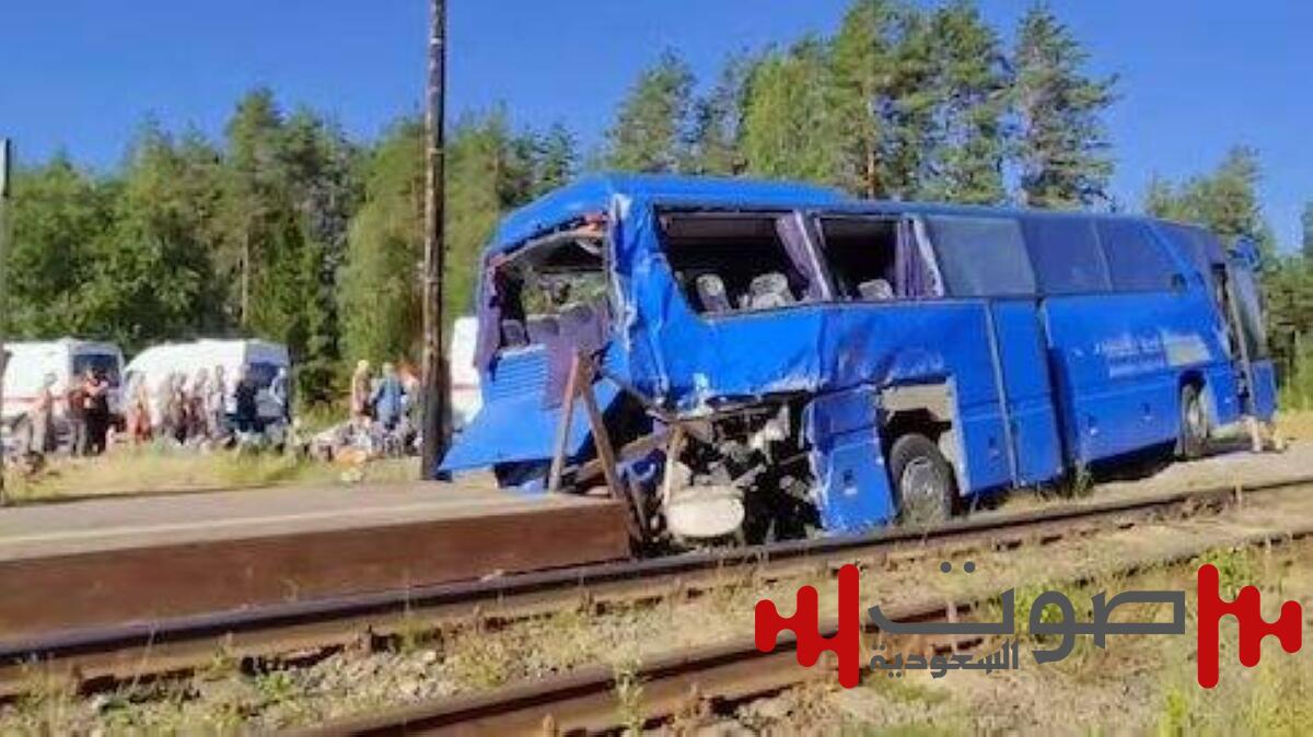 حادث مروع في روسيا.. حافلة سياحية تصطدم بقطار وتوقع قتلى ومصابين
