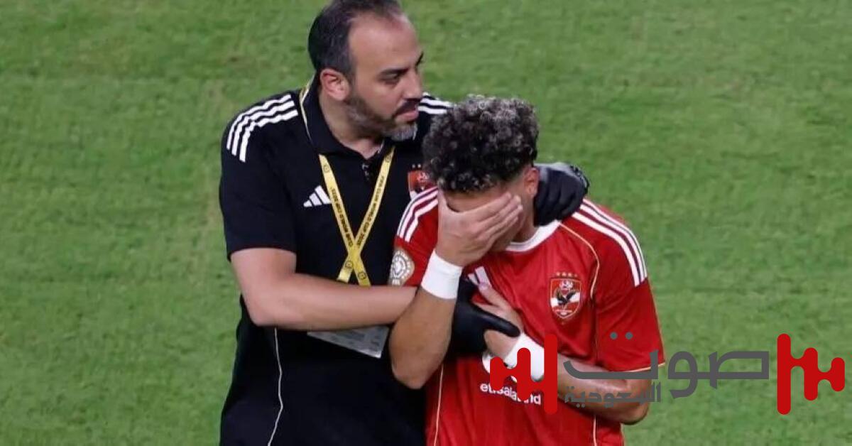 المصائب لا تأتي فرادى.. نقل نجم الأهلي المصري إلى المستشفى