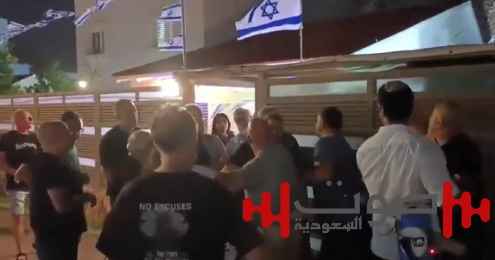 نتنياهو يفجّر الصراع.. اشتباكات بالعصي والأيدي بين متظاهرين إسرائيليين