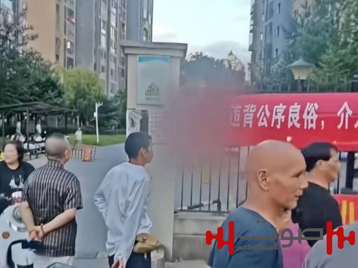 شكراً لخيانة زوجي.. زوجة صينية تثير الجدل بلافتات ساخرة