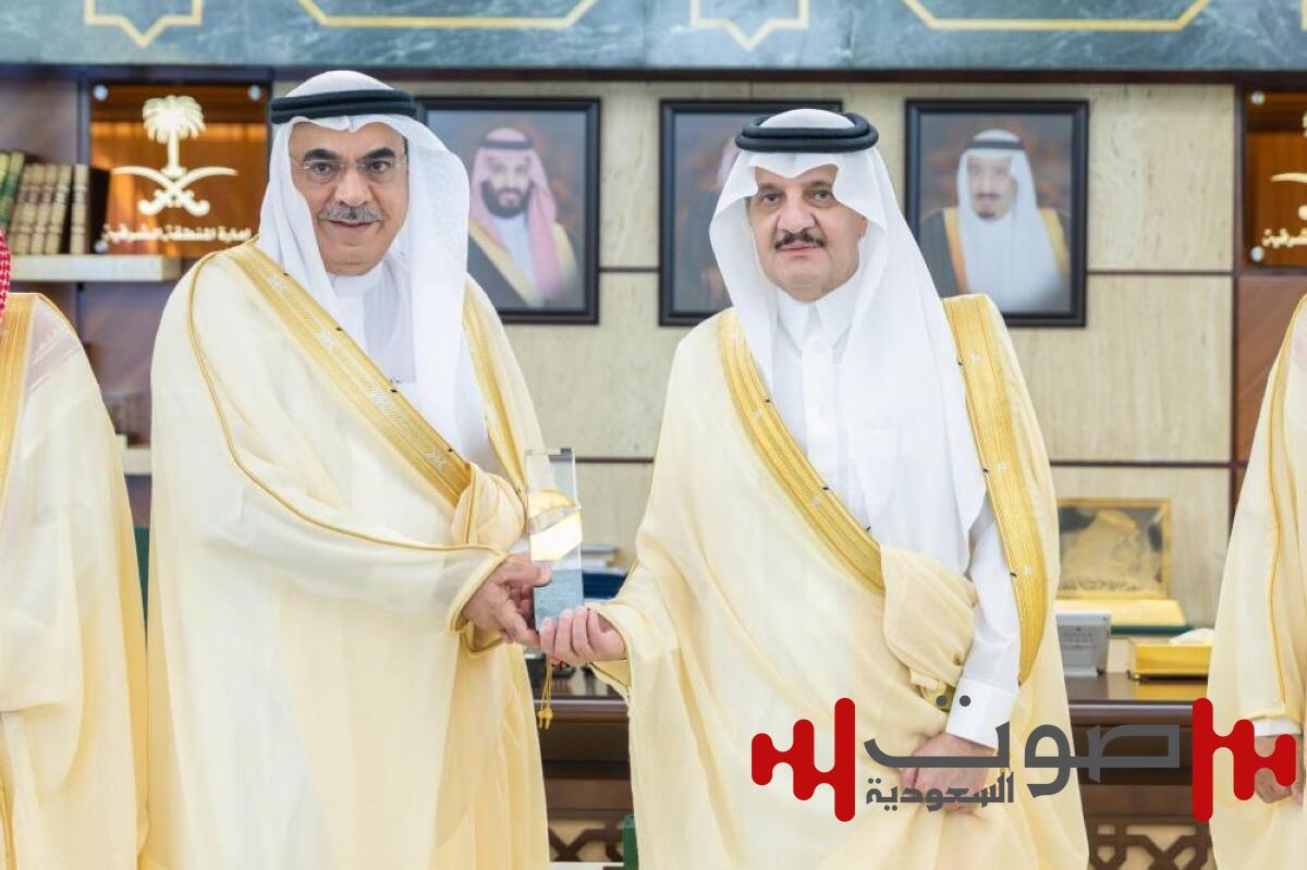 أمير المنطقة الشرقية يتسلّم جائزة الملك عبدالعزيز للجودة من أمانة الشرقية