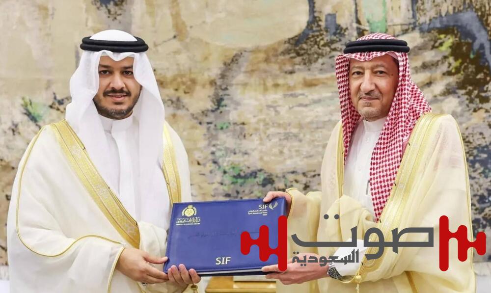 الخريجي يتسلّم شارة «منتدى الاستثمار الرياضي SIF»