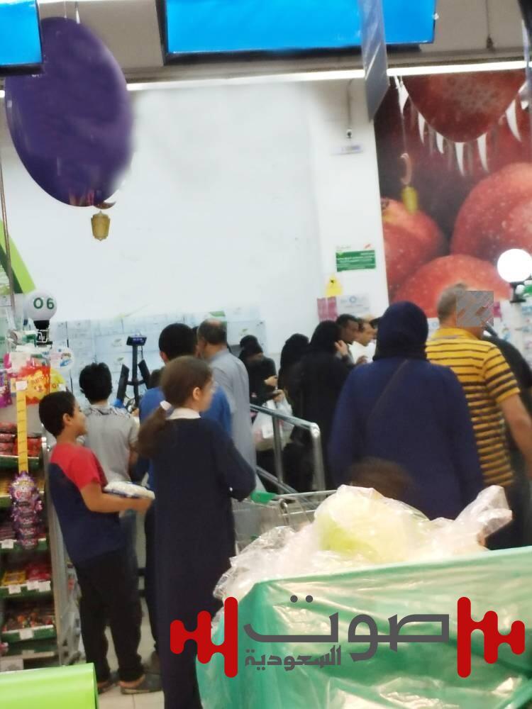 «عكاظ» ترصد: «أبو 5 ريالات» يكسب.. منتجات تنافس «البراندات»