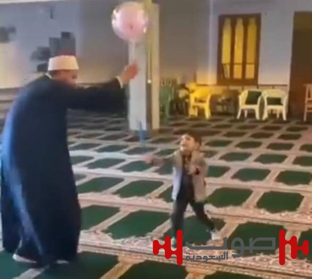 إمام يلهو مع أطفال داخل مسجد.. فيديو يثير الجدل في مصر