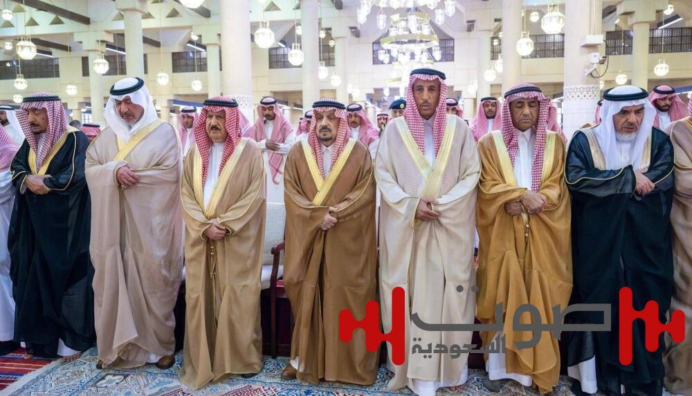أمير الرياض ونائبه يؤديان الصلاة على ناصر بن فهد