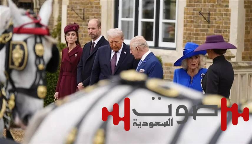 بريطانيا: ترمب يثير جدلاً بروتوكولياً.. لمسات غير مألوفة وتأخير لافت