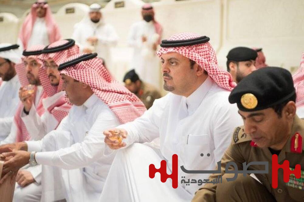 نائب أمير مكة يشارك رجال الأمن والجهات المشاركة في خدمة ضيوف الرحمن طعام الإفطار في المسجد الحرام