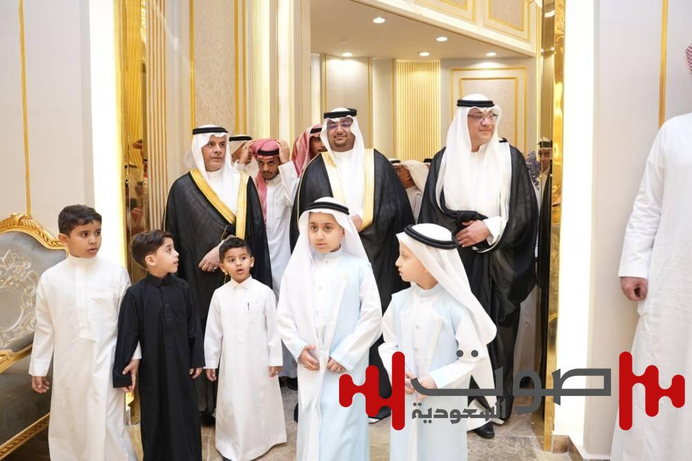 الصيرفي والقرشي يزفّان عبدالعزيز