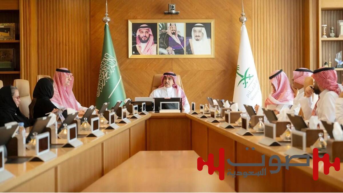 وزير الإعلام والرئيس التنفيذي لـ«SRMG» يناقشان مستجدات نقل المسابقات الرياضية السعودية