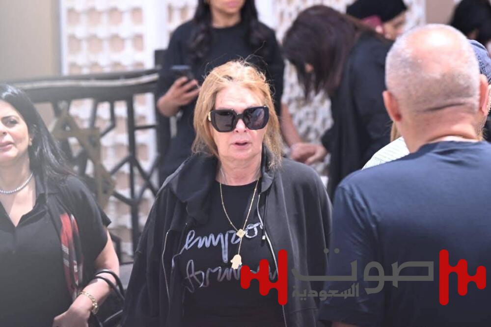 انهيار كارول سماحة وبكاء يسرا.. لقطات من جنازة المنتج وليد مصطفى في مصر