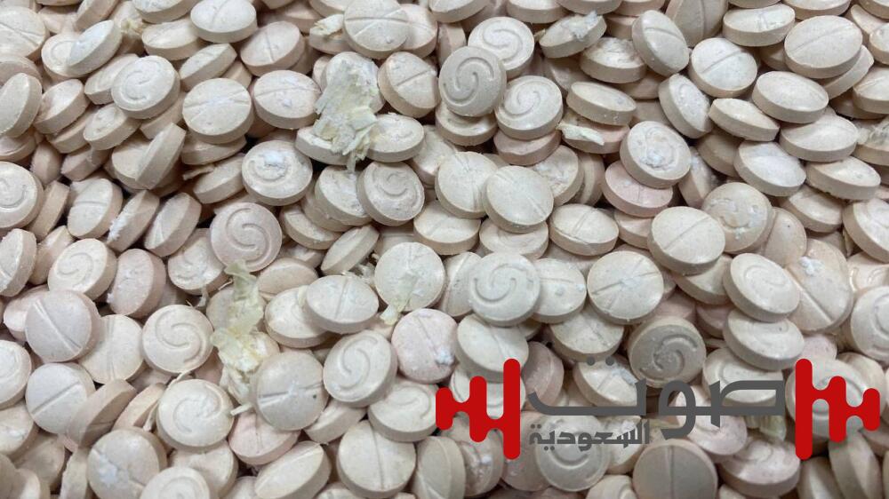 مخبأة في شحنة طاولات.. ضبط 1.5 مليون قرص إمفيتامين في الرياض