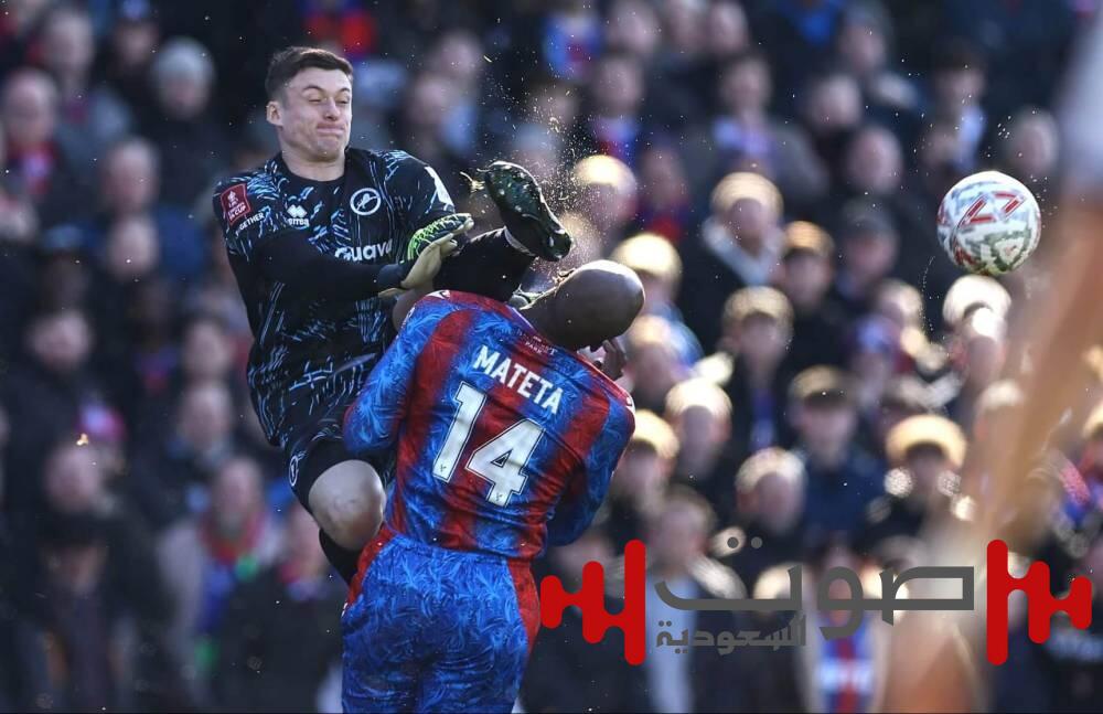 مهاجم كريستال بالاس يغادر المستشفى بـ25 غرزة في الأذن