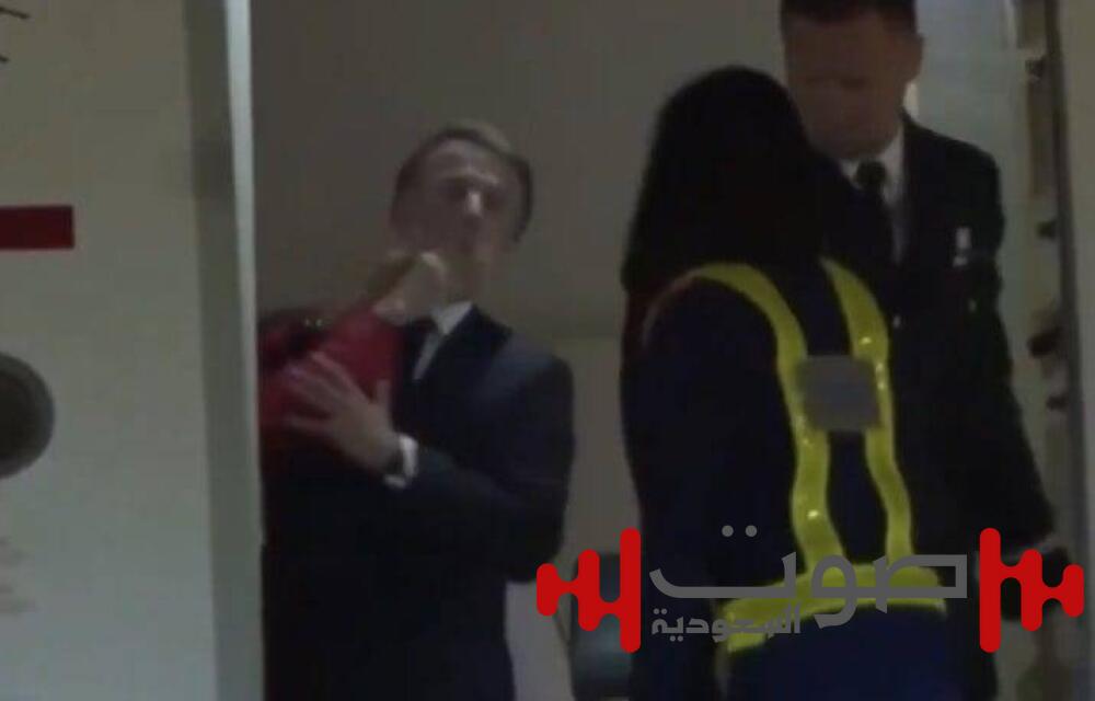 لحظة محرجة لماكرون.. هل صفعته زوجته على سلم الطائرة؟