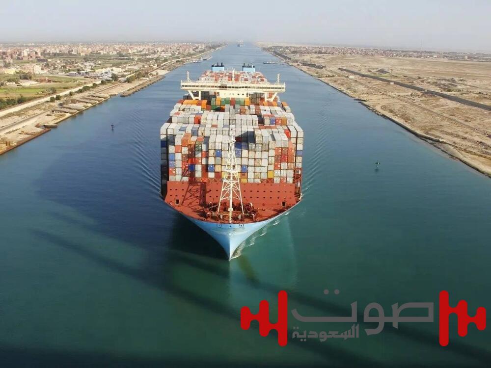 انتظام حركة الملاحة بقناة السويس بعد غرق حفار بالبحر الأحمر