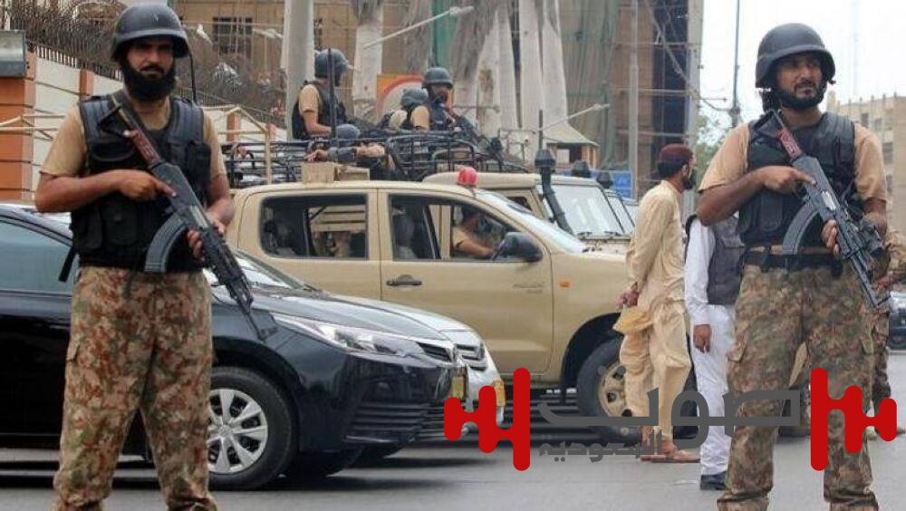 الشرطة الباكستانية تعلن مقتل 4 إرهابيين وجندييْن في مداهمات بكشمير