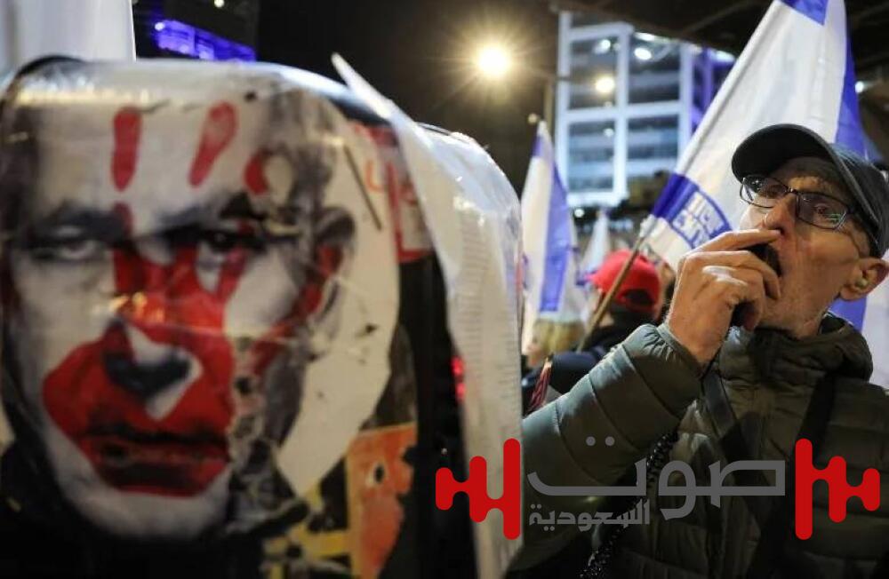 عائلات الأسرى الإسرائيليين يطلقون اعتصاماً مفتوحاً ويطوقون وزارة الدفاع