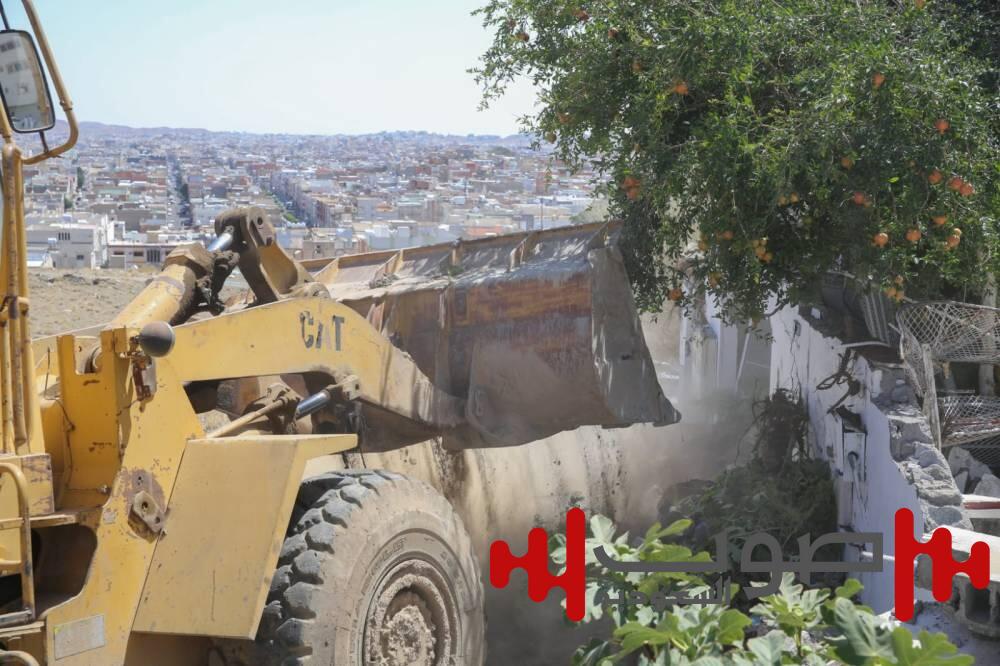 أمانة الطائف تزيل تعدّي مواطن على شارع بمخطط الشطبة