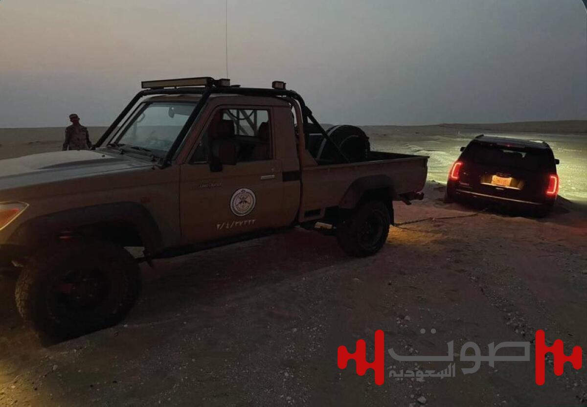 «حرس الحدود» بالمنطقة الشرقية يُقدّم المساعدة لمواطن وعائلته علقت مركبتهم بالكثبان الرملية
