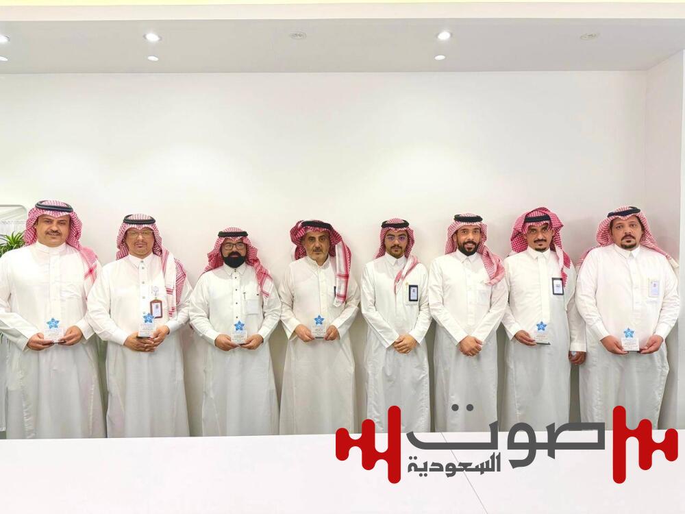 «الشهري» يُكرم فريق التوعية بتجمع عسير الصحي