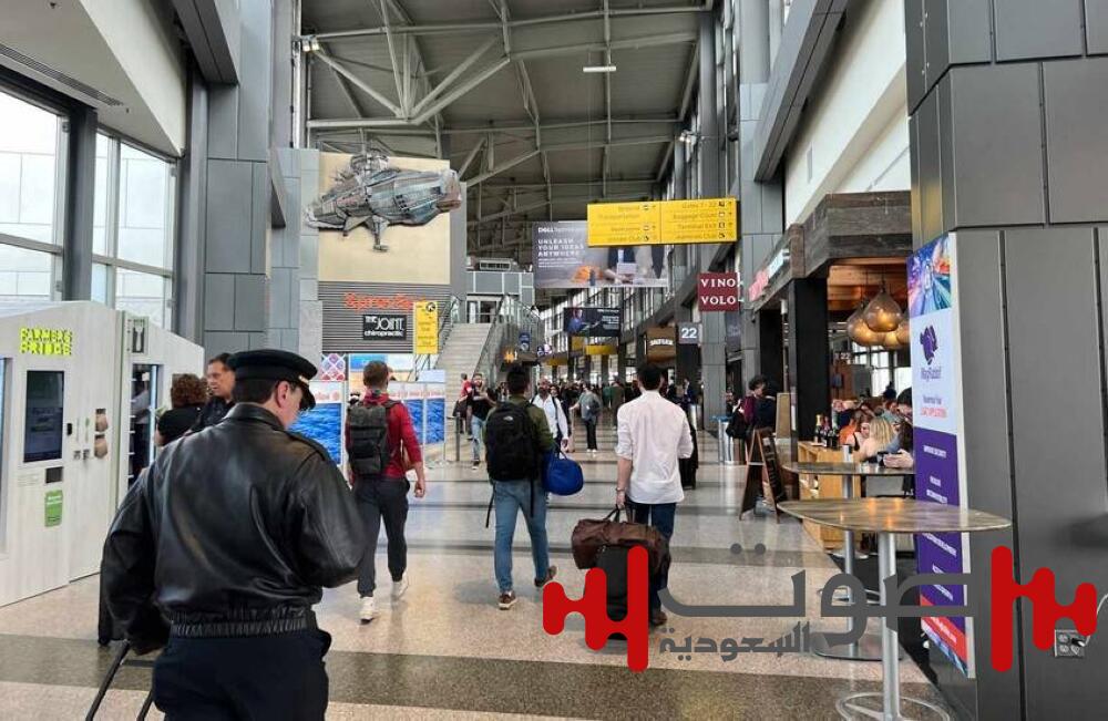 امرأة عارية تهاجم الموظفين في أكبر مطار أمريكي