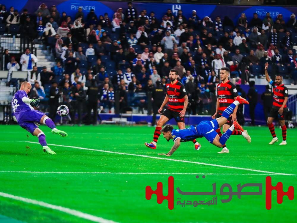 الهلال يتعثر في الرياض