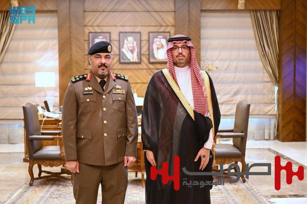 سعود بن جلوي يُقلّد مدير إدارة مكافحة المخدرات بجدة رتبته الجديدة