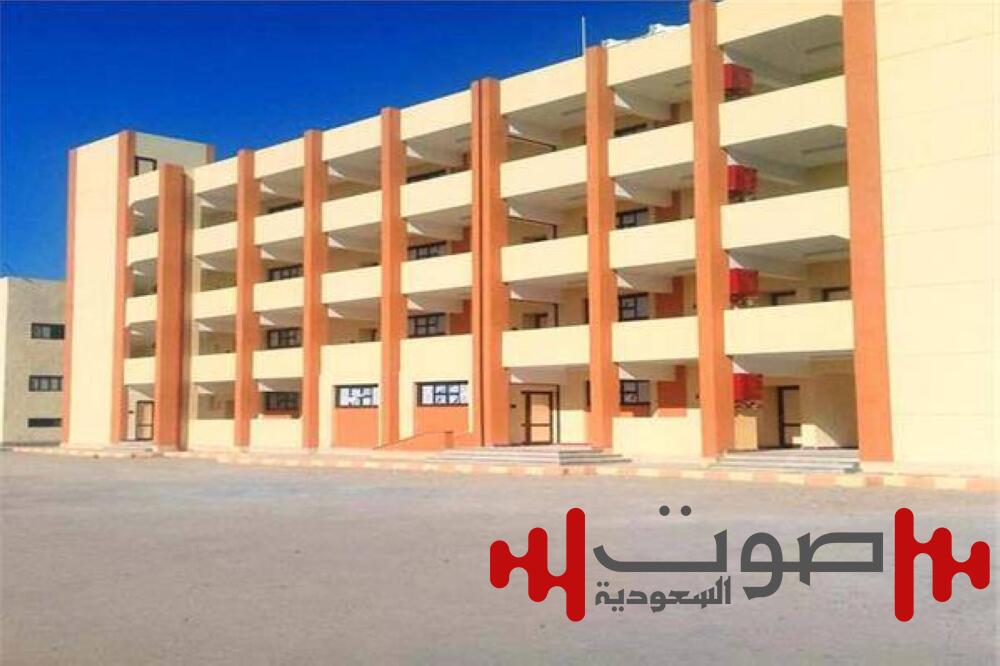 أجبرتها على خلع الحجاب.. مديرة مدرسة تسحل وتصفع طالبة بحجة «الهروب»