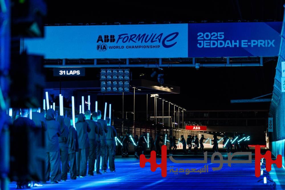 حلبة جدة تخطف الأنظار