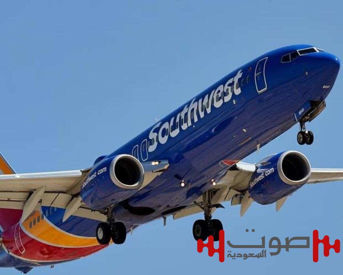 100 دولار تعويضاً عن الإهمال!.. شركة طيران تترك سيدتين كفيفتين في المطار