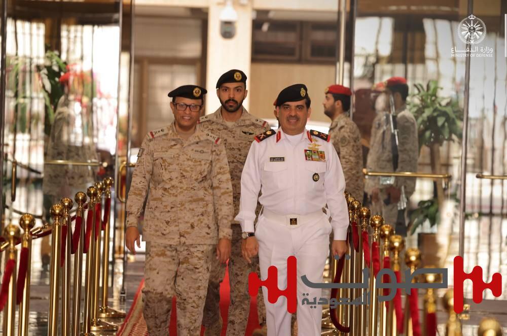 رئيس هيئة الأركان يبحث التعاون مع آمر القوة البحرية الكويتية