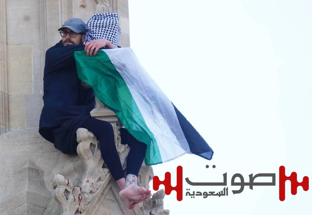علم فلسطين يعانق «بيغ بن».. احتجاج «فردي» يوقف قلب بريطانيا