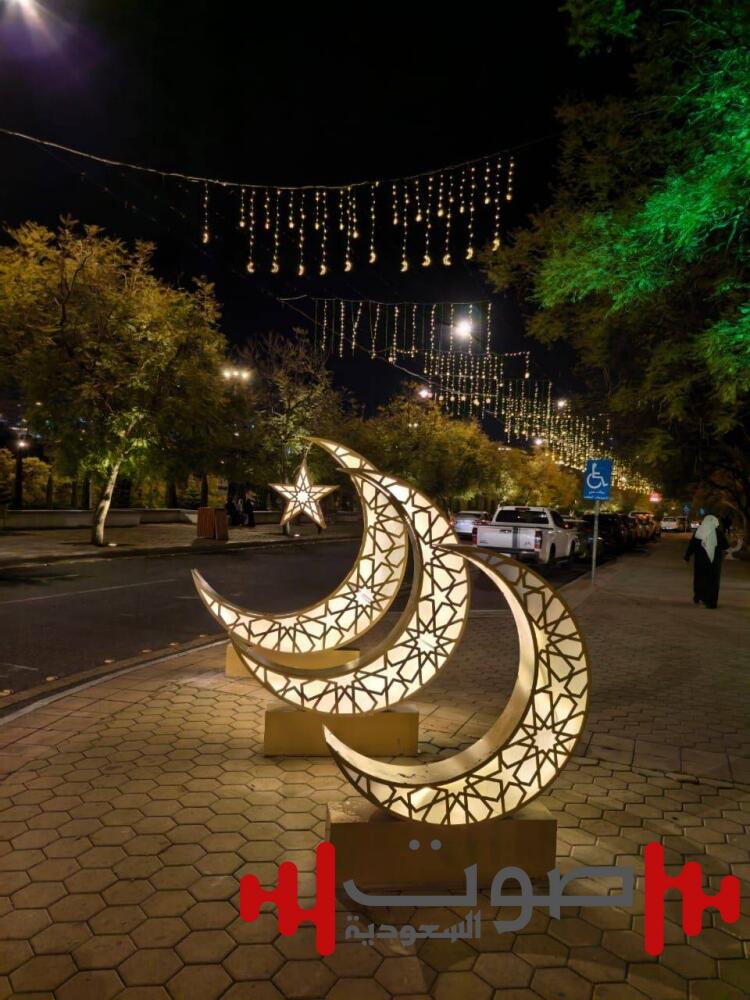 الزّينات الرمضانية ليلاً تجذب زوّار شارع الفن بأبها