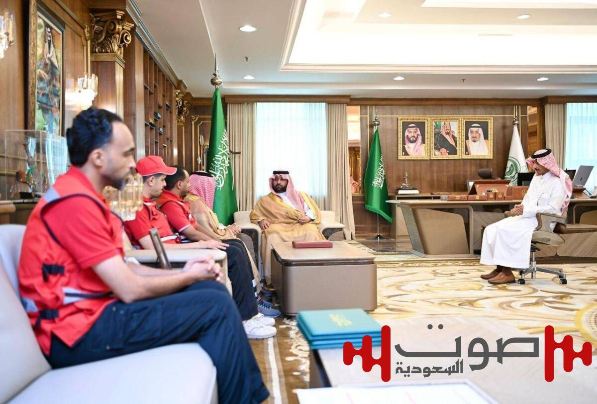أمير جازان يلتقي مدير فرع هيئة الهلال الأحمر