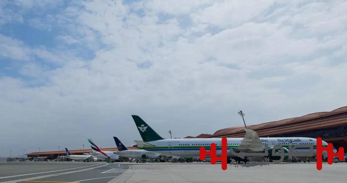 إلغاء رحلة لـ«الخطوط السعودية» من جدة إلى لندن بعد محاولة راكب فتح باب الطائرة