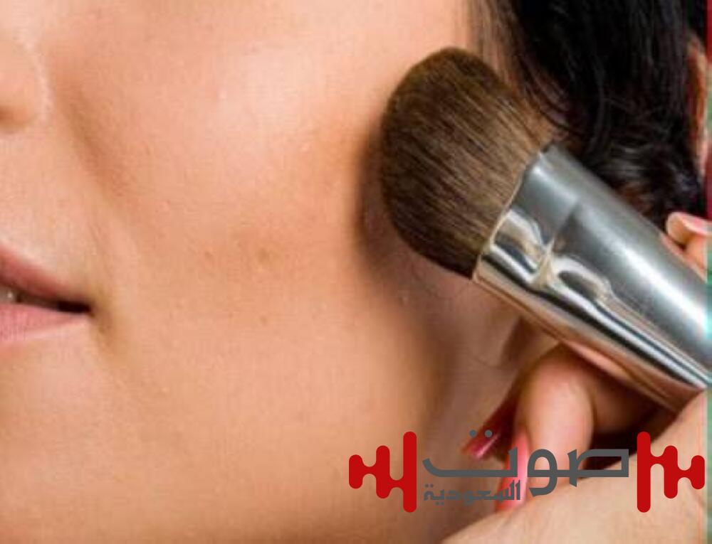 إصابة أسترالية بالشلل بسب فرشاة مكياج!