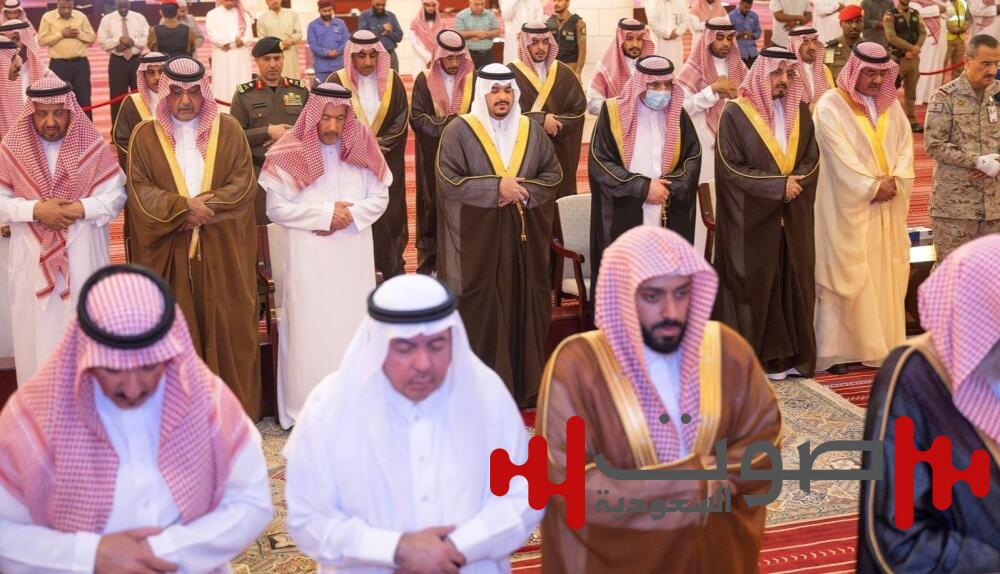نائب أمير الرياض يؤدي صلاة الميت على فيصل بن خالد