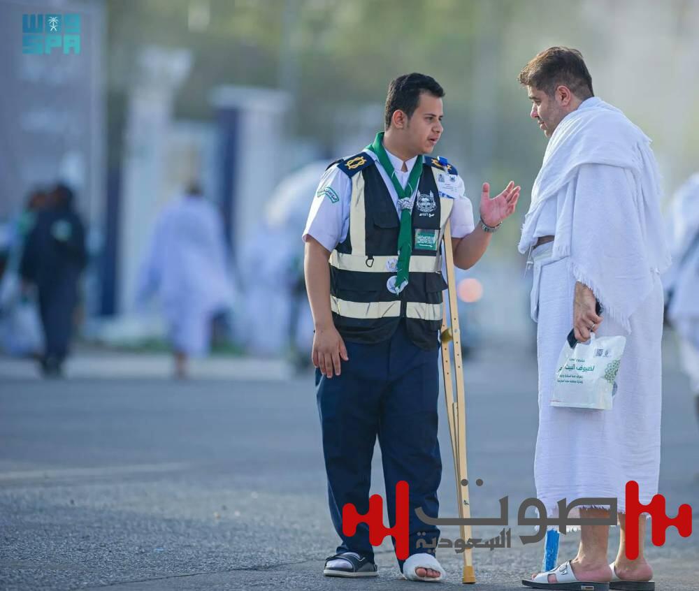 بعزيمة لا تعرف الانكسار.. كشاف يواصل خدمته في موسم الحج رغم الإصابة