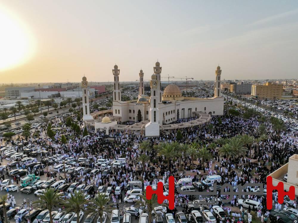 جموع المصلين يؤدون صلاة عيد الفطر بجامع الوالدين في تبوك