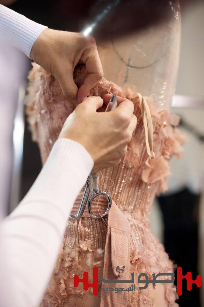 الفن اليدوي يسطع في عروض الأزياء العالمية