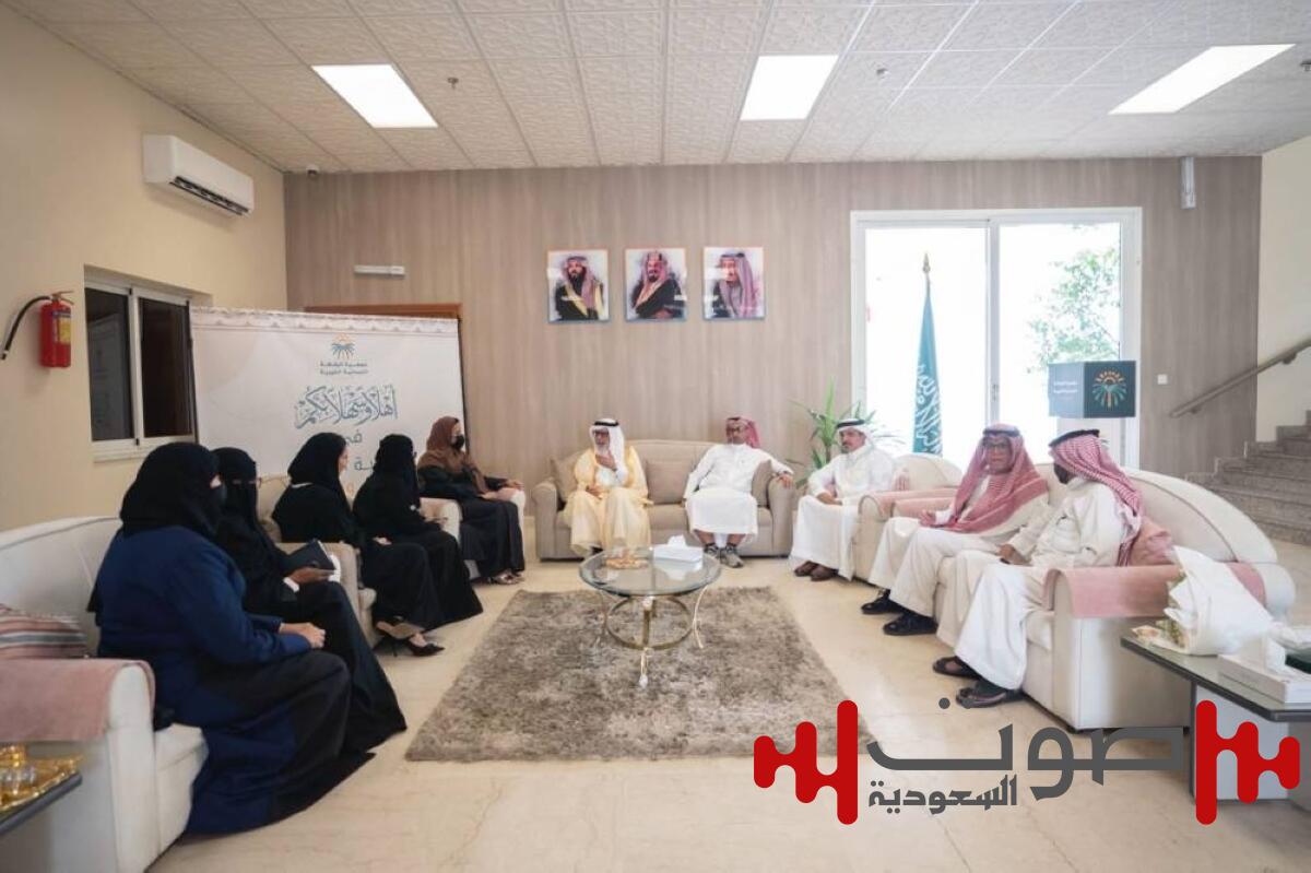 رئيس جامعة الطائف يزور جمعية اليقظة النسائية
