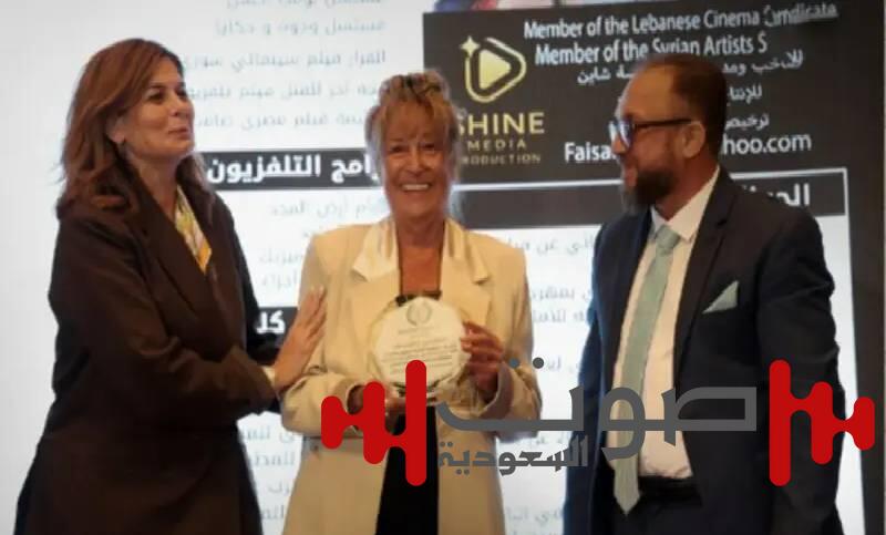 منى واصف تتلقى تكريماً مثيراً للجدل في دمشق