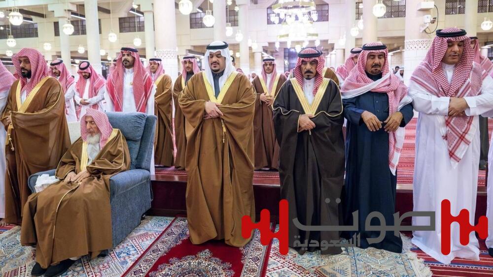 نائب أمير الرياض يؤدي صلاة الميت على فيصل آل حثلين