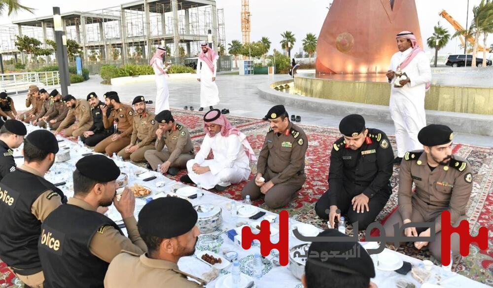 محافظ جدة يشارك قادة ومنسوبي القطاعات الأمنية الإفطار الرمضاني في الميدان