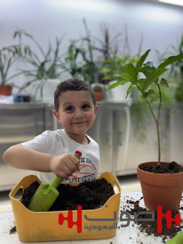 سلطان ناصر شفيق.. يهوى زراعة الأشجار والاهتمام بها.