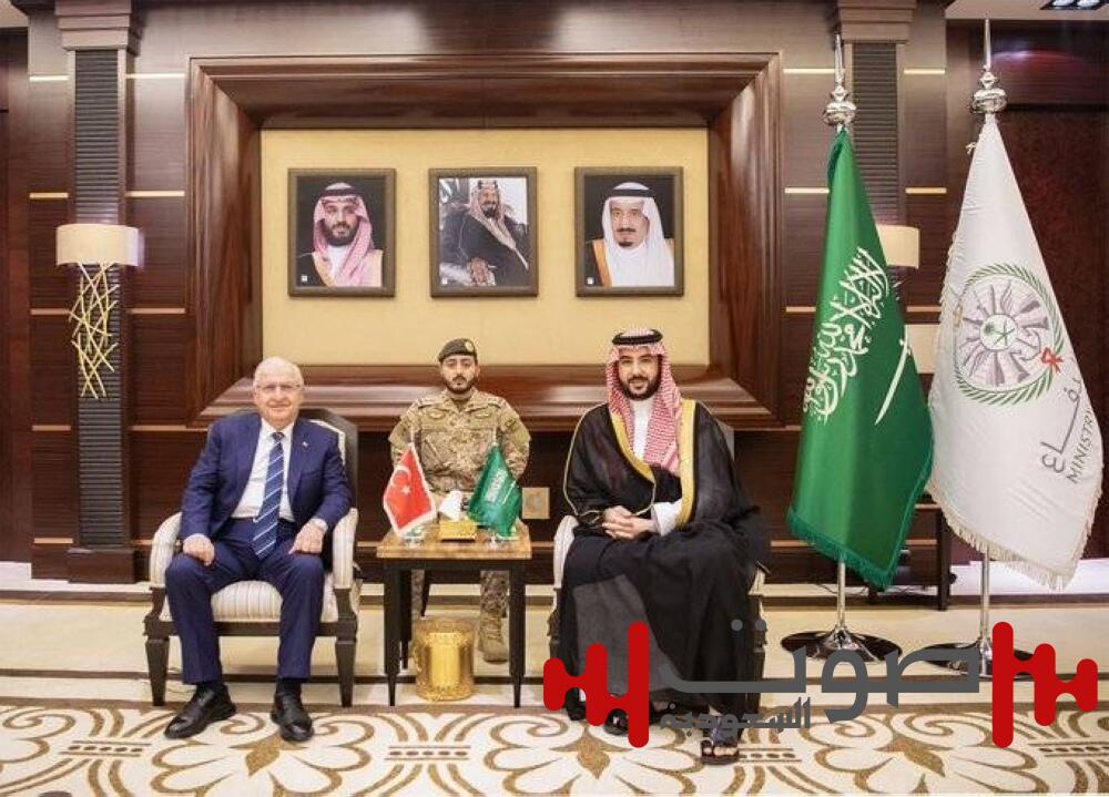 وزير الدفاع يستعرض العلاقات الثنائية مع نظيره التركي