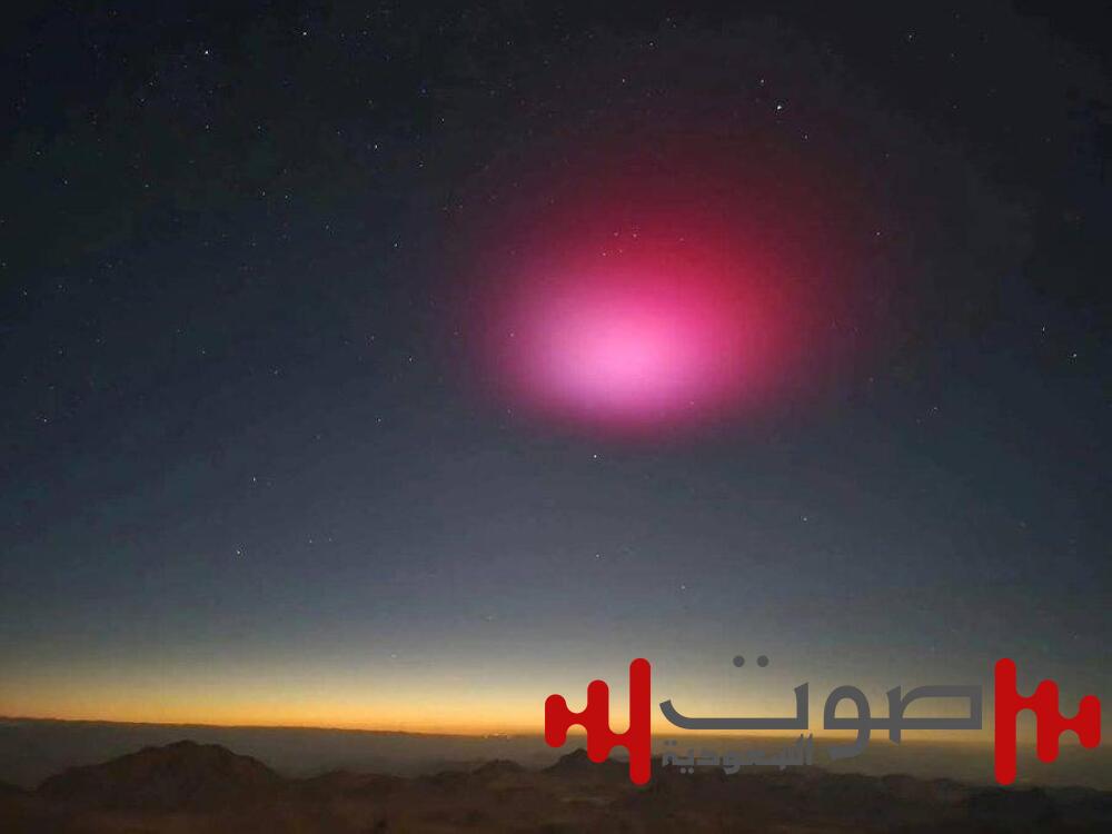 سحابة « أرجوانية» تُذهل المصريين فوق جبل موسى