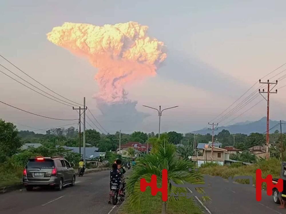 إندونيسيا.. عمليات إجلاء وإلغاء 20 رحلة جوية عقب ثوران بركاني