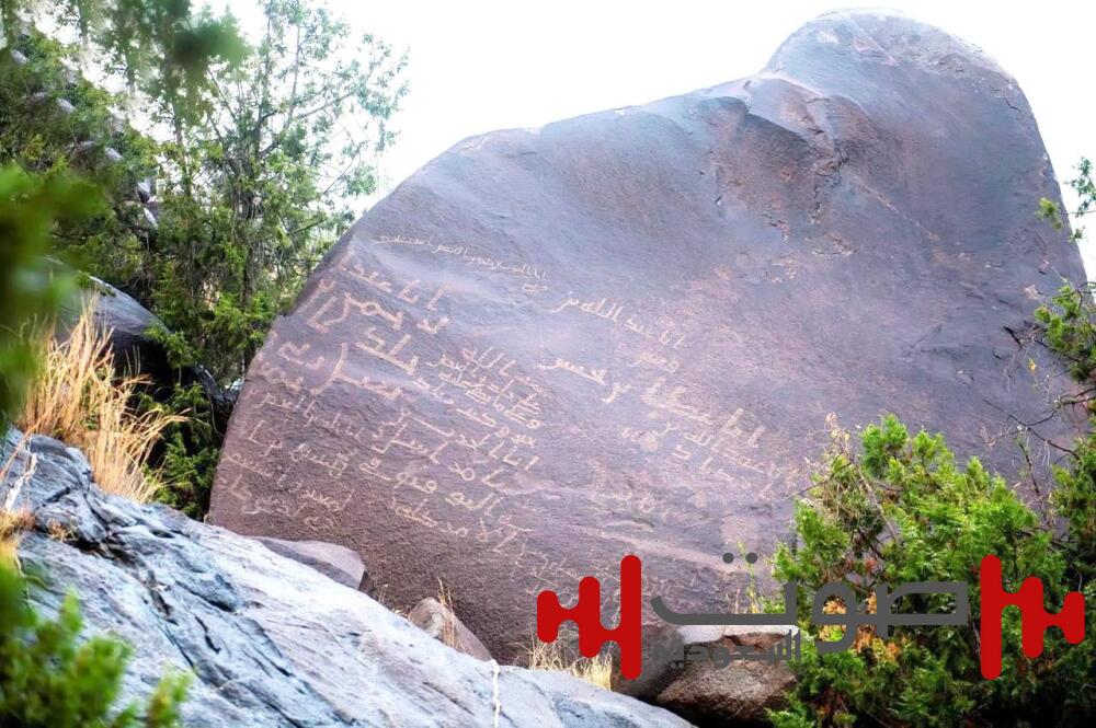«عالقة ومقمور».. خلّدت خطوط الصحابة على هضبة
