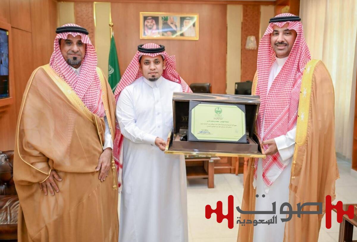 محافظ صبيا يُكرّم رئيس البلدية السابق